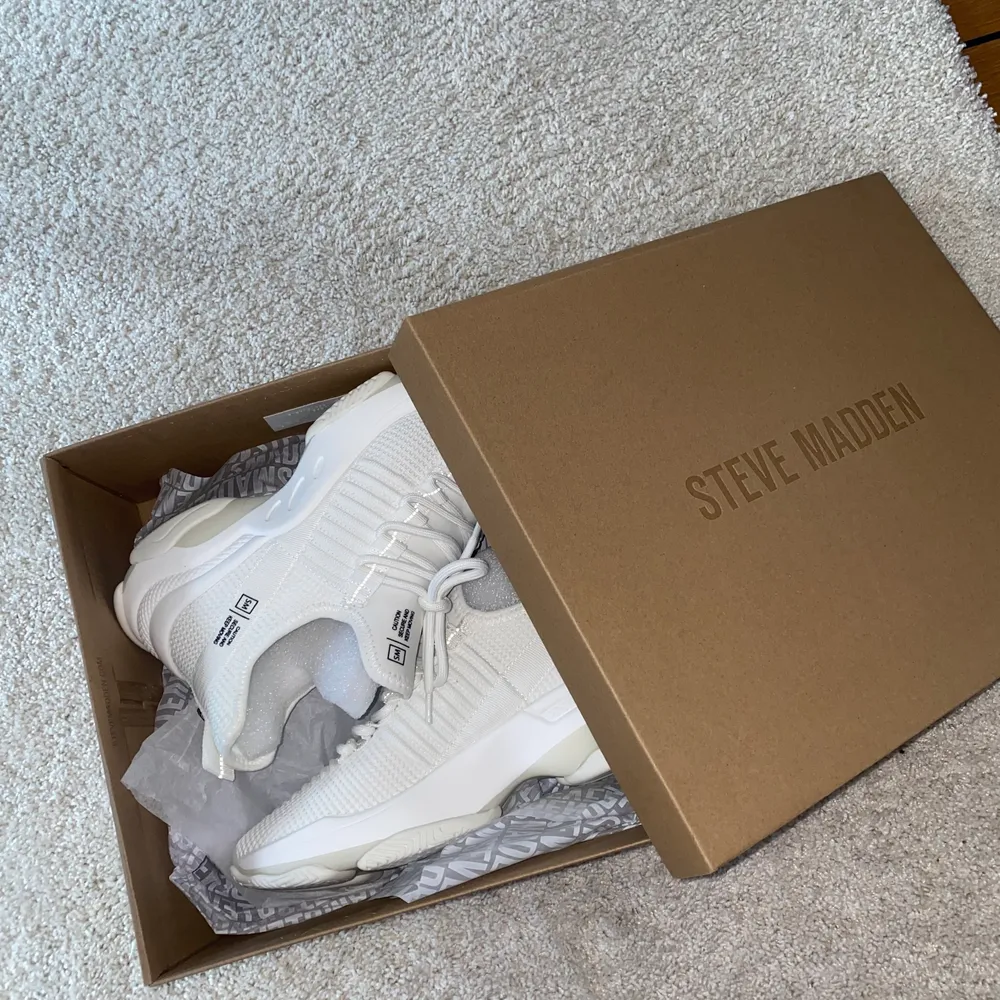 Helt oanvända vita sneakers från Steve Madden i storlek 39, säljs på grund av för små i storleken för mig och dyrt att skicka tillbaka så säljs istället! . Skor.