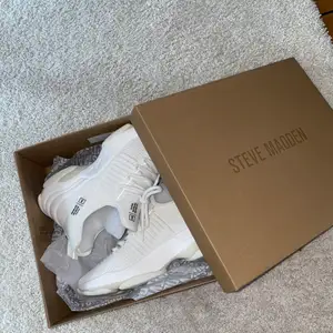 Helt oanvända vita sneakers från Steve Madden i storlek 39, säljs på grund av för små i storleken för mig och dyrt att skicka tillbaka så säljs istället! 