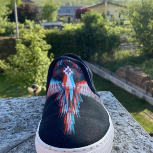 Marcelo burlon slip on 41 - Marcelo burlon slip ons i väldigt bra skick, endast testade. Nypriset på skorna är 2800kr och mitt pris är 800