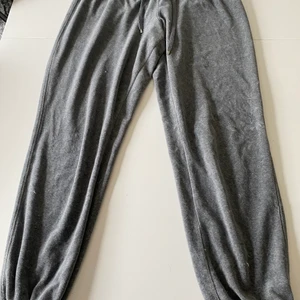 Gråa mjukis byxor  - Väldigt fina men jag använder de inte längre. De sitter bra och är mjuka och stretchiga 