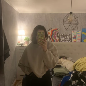 topp från nelly! - en av färgerna från nellys kända tjocktröjor!