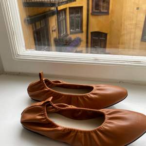 Så söta ballerinaskor i färgen cognac som är HELT oanvända 🤎 Säljer på grund av för små… Från NLY shoes i storlek 38 men skulle även passa 37. 