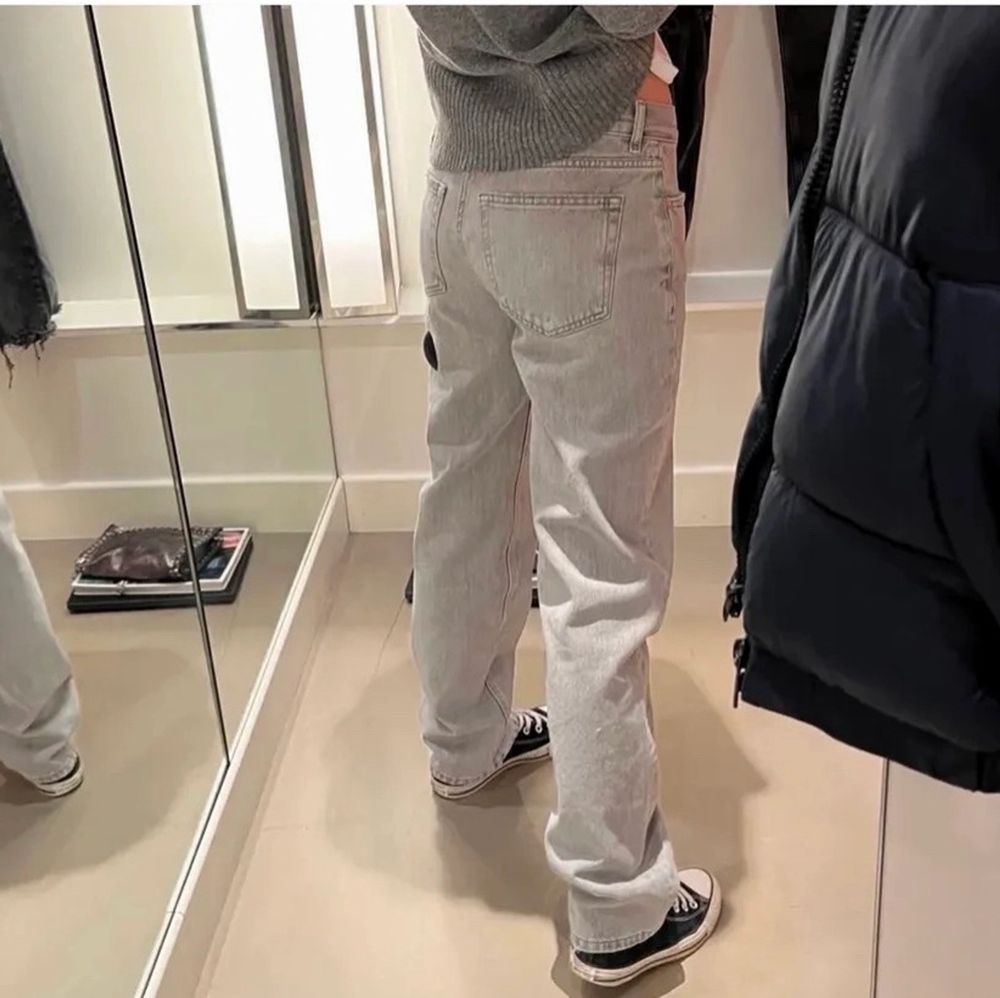 Säljer dessa skit snygga gråa Low waist jeans som är slutsålda!! Säljer pga dom är för små för mig! Kom privat för fler bilder💓💓. Jeans & Byxor.