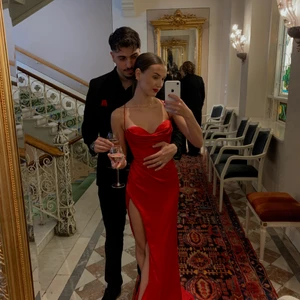 Balklänning - Säljer denna helt helt underbara klänningen från Jolie bridal. Den är använd endast en gång och säljer nu den då jag inte kommer använda den mer. Köpte denna för 2500 men kan gå ner i pris om det blir snabb affär! Den är en storlek 6 alltså typ en S skulle jag säga, den går att justera i storlek i ryggen med hjälp av snörena. Bilden i mitten är hur den ser ut bak. 