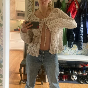Stickad kofta  - Perfekta koftan att ha över klänningen när det blir lite kalt på kvällen, så fin i bra skick. Köparen står för frakten på 70 kr 