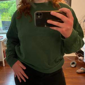 Forrest green sweatshirt från Weekday i storlek S 🌲🪴🌿🍀