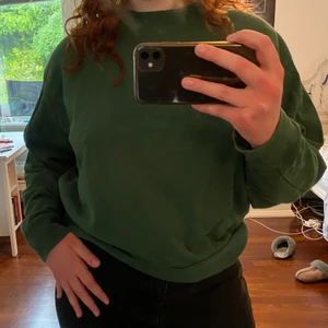 Grön sweatshirt - Forrest green sweatshirt från Weekday i storlek S 🌲🪴🌿🍀