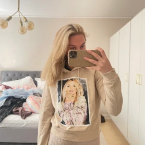 Beige hoodie 50 kr! - En beige hoodie med Britney Spears på, på armen står det Britney. Storlek XS