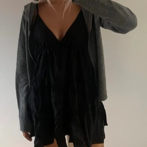 Svart sommar klänning🤍 - Säljer denna super fina klänningen köpt utomlands på en secondhandbutik🤍 Passat Xs-L då den är stretchig 🤍Liknar den populära svara fara klänningen!! 