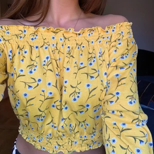 Topp  - Somrig topp, fint skick, har klippt bort lappen men tippar på att storleken är 36/38 (jag har 36). Skickas spårbart med postnords skicka lätt, 51kr.