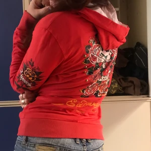 Y2k ed hardy kofta!!  - Så sjukt snygg ed hardy kofta från tidigt 2000 tal! Kommer inte till användning så den är i superbra skick och sitter som en smäck❤️ 