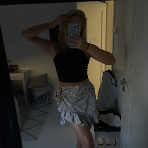 Kjol - Kort snygg kjol!! Storlek S💞aldrig använd!!