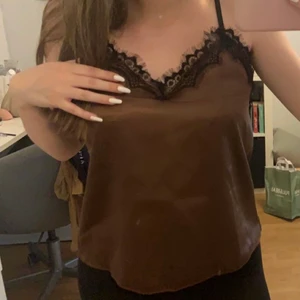 Silkeslinne 💞 - Ett fint chokladbrunt silkeslinne (nattlinne men kan även användas till vardag) som jag inte använder längre. Jättemysigt material! Finns även matchande silkesshorts till om någon är intresserad (+50kr för shortsen) men linnet kan även köpas enskilt. Kontakta för ytterligare frågor och/eller bild på shortsen om intresserade! 💕 