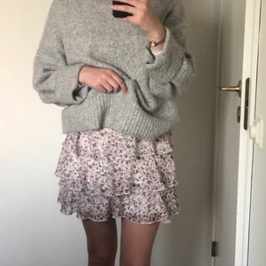 Volangkjol - Jättefin volangkjol💗rensar min garderob på kjolar. Skulle säga storlek S. Spårbar frakt!