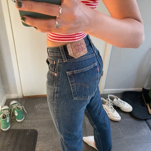 Levi’s 501 - Säljer dessa Levi’s jeans, modell 501, i mycket fint skick! Lite slitna vid innelåret men inget som märks. Skulle säga att byxorna är W26 L29! Jag är 164cm och för mig är de precis så de nuddar foten. Hör av dig vid intresse😊😊