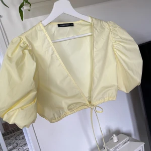 Omlott topp - Omlott topp med snörning som man ska knyta runt magen strl M passar S från shein