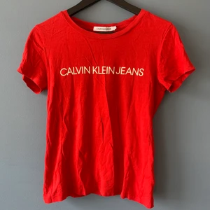 T-shirt - Röd t-shirt från calvin klein. Knappt använd. Skriv för fler bilder eller frågor.