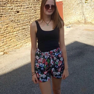 Blommiga shorts  - Väldigt sköna blommiga shorts. Perfekt nu i sommar.