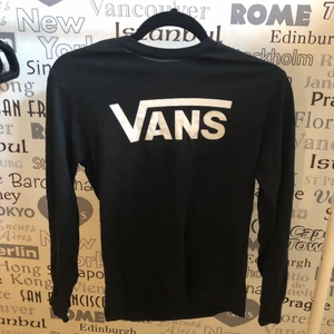 Vans tröja - Bra skick, använd enstaka gånger! Storlek M i barnstorlek, skulle säga XS-S! Frakt tillkommer! (Fraktalternativet nedan stämmer inte)