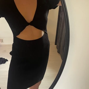 Svart klänning - Säljer denna klänningen från gina tricot, Stl L. Använd några gånger. köparen står för frakten🖤
