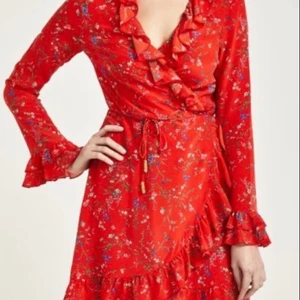 Silkesklänning paloma blue - Otrolig klänning i 100 % silke. Ser precis ut som den populära realisation par-klänningen. Dyr i inköp, kostade 2800! Knappt använd! 