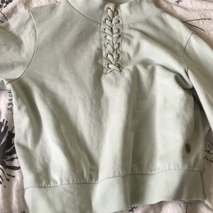 Tröja men flätor  - Jag säljer en tröja med flätor den är använd 4 gånger, ha en fin dag