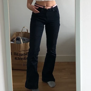 Utsvängda jeans - Mörkblå flared jeans från Cubus. Normalhöga i midjan. 