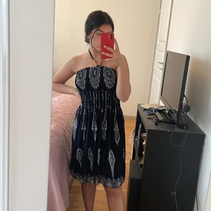 Strandklänning - Strandklänning köpt utomlands. Den är one size och alltså väldigt stretchig. Säljer en till likadan fast annan färg också