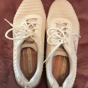 Sketchers Flex Appeal 3.0 - Sketchers sko använda ett fåtal gånger. Sketchers är stora i storleken så det rekommenderas att man tar 1/2-1 storlek mindre än vad man normalt har.