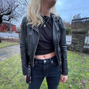 KENZA JOFAMA SKINNJACKA  - JOFAMA BY KENZA skinnjacka i storlek XS, nypris cirka 3000 kr, bra skick men använd, man kan få fler bilder om så önskas! 