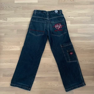Jeans Phat Denim - Baggy jeans med fickor på höger ben och motiv på höger bakficka. Alldeles för små för mig, skulle tro att det är W27 typ. Passar folk under 165