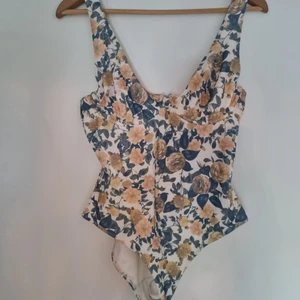 Oanvänd baddräkt från Monki - Jag säljer en oanvänd baddräkt från Monki i storlek M. Skickas för 49:- eller möts upp i  Järfälla, Vällingby, Hässelby, Spånga.  