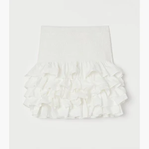 Volang kjol - Säljer denna så fina trendiga populära och slutsålda kjolen från hm💕 Fint skick nypris är 399 säljer för 300 eller buda i annonsen💕