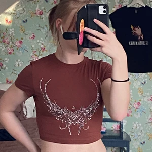 Brun glitter crop top  - Köpte denna för ett tag sedan från Shein och har aldrig använt, men vill inte slänga bort eftersom det skulle vara hemskt att slänga en oanvänd vara från ett dålig företag! Kontakta mig om ni har frågor! 