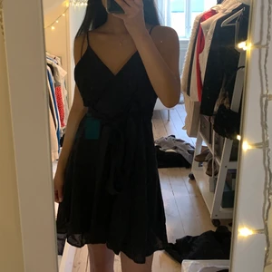 Svart klänning - Enkel och fin klänning som går att knyta hur man vill. I klänningen står det stl 42 men den passar mig som bär xs-s. Man kan knyta den hur man vill beroende på hur man vill att den ska sitta. Väldigt fin till sommaren! 