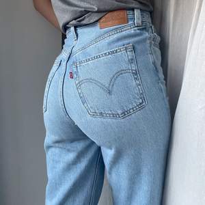 Nya levis jeans, endast testade. Nypris på nelly.com 1349:-  Storlek w26/L31 . Passar mig som är 1.73 lång.  