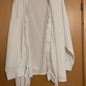 Kläder  - Säljer kläder då jag inte har användning av det. Priserna och storlek står på bilderna. Frakt kan tillkomma.