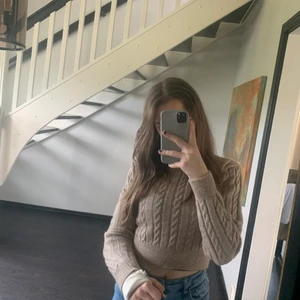 Stickad tröja - En riktig höst tröja i fin färg. Töjbar tröja. Kontakta vid information och intresse. Ha en bra dag!:) köpare står för frakten