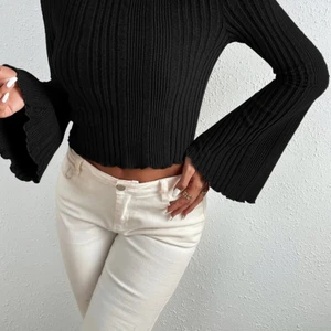 Tröja med vida armar - En super fin tröja som är köpt från shein. Aldrig använd bara testad. Strl L men skulle nog säga att de lutar sig mer åt M hållet. Den är även ribbad som ni ser på bilderna. Ganska kort 😊