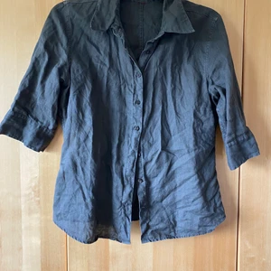 Linneskjorta - Mörkgrön linneskjorta med lite kortare ärm. Storlek S/M. 