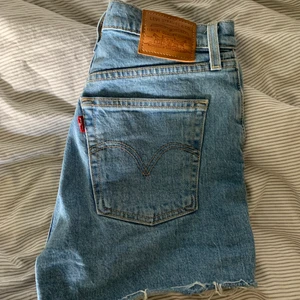 Levis shorts  - Blåa Levis shorts som är i superbra shick då dom inte blivit använda mer än ett par fåtal gånger💖💖  De är i storlek 26 men är strechiga så de passar även om man är en till två storlekar större🥰
