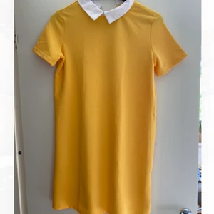 Pikéklänning - Gul ribbad pikeklänning från Zara 🌞🌞🌞🌞🌞 köpt second hand men aldrig använd av mig. Mkt bra skick!!! Så fin 60/ 70-tals klänning. A-linjeformad 