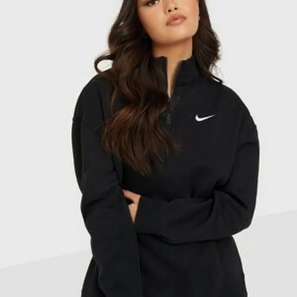 En jätte fin sweatshirt från Nike i storlek s. Köptes för ca ett år sen men bara använd ett fåtal gånger. Nypris 600 men säljer för 300. Hoodies.