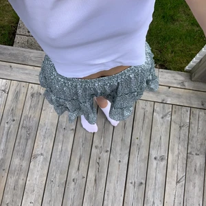 fin sommarkjol - Superfin sommarsol jag knappt använt då den inte längre är min stil, därför i väldigt bra skick!💖💖  Kjolen är i storlek S och passar mig som är 164cm lång💓