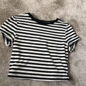 Tröja  - Köpte för ungefär 1 år sedan. Säljer pga att den är lite stor för mig. 