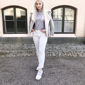 Vita jeans - Vita ankellånga jeans med fransig kant, från Bershka. Storlek 36. Använda ett fåtal ggr. 