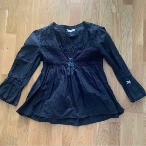 Odd Molly blus🥰 - Svart Odd Molly blus i storlek 2🥰 Säljer då den ej kommer till användning längre. Köpt i Odd Molly butiken för några år sedan💕