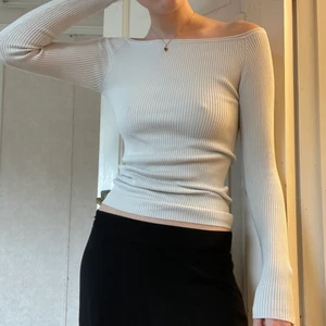 Långärmad topp - Inte använt så mycket, snygg passform och cremevit/beige färg 