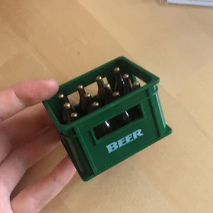 Ölflak / ölback magnet + flasköppnare - En ölbacks- magnet med flasköppnare på undersidan. Suddigummi för storleksreferens. 