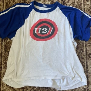 U2 t-shirt - U2 t-shirt från 2000s granska baggy tröja as ball bra skick!